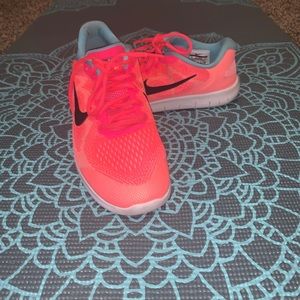 Nike FreeRN • size 6Y/women’s 7.5/8